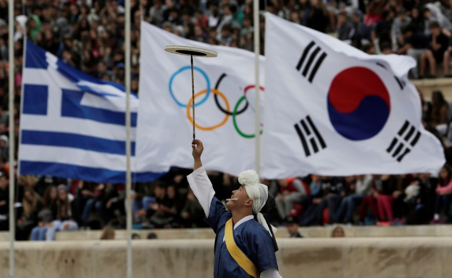 El Estadio Panatenaico de Atenas ha sido el escenario de la entrega de la llama olímpica a falta de 100 días para que arranquen los Juegos Olímpicos de invierno 