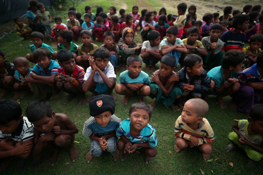Los rohingya son una etnia de fe musulmana que se concentra en el estado birmano de Rajine. El Estado birmano, donde dominan los budistas, no les reconoce como ciudadanos porque les considera descendientes de inmigrantes ilegales procedentes de Bangladesh.