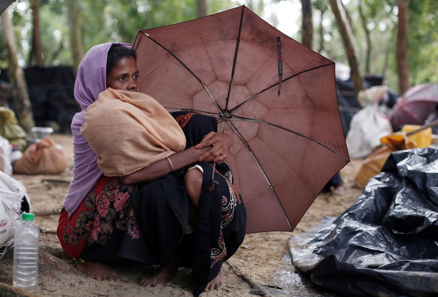 Los rohingya son una etnia de fe musulmana que se concentra en el estado birmano de Rajine. El Estado birmano, donde dominan los budistas, no les reconoce como ciudadanos porque les considera descendientes de inmigrantes ilegales procedentes de Bangladesh.