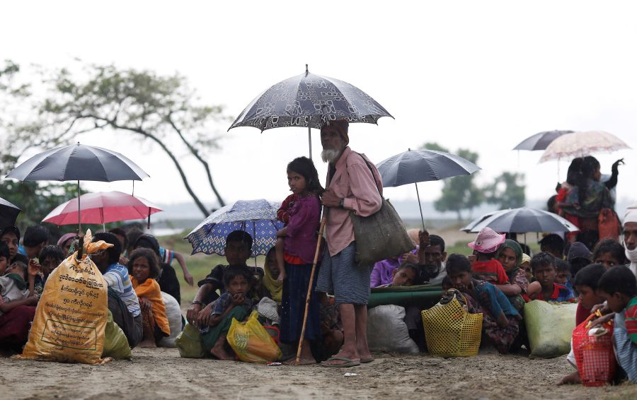 Los rohingya son una etnia de fe musulmana que se concentra en el estado birmano de Rajine. El Estado birmano, donde dominan los budistas, no les reconoce como ciudadanos porque les considera descendientes de inmigrantes ilegales procedentes de Bangladesh.