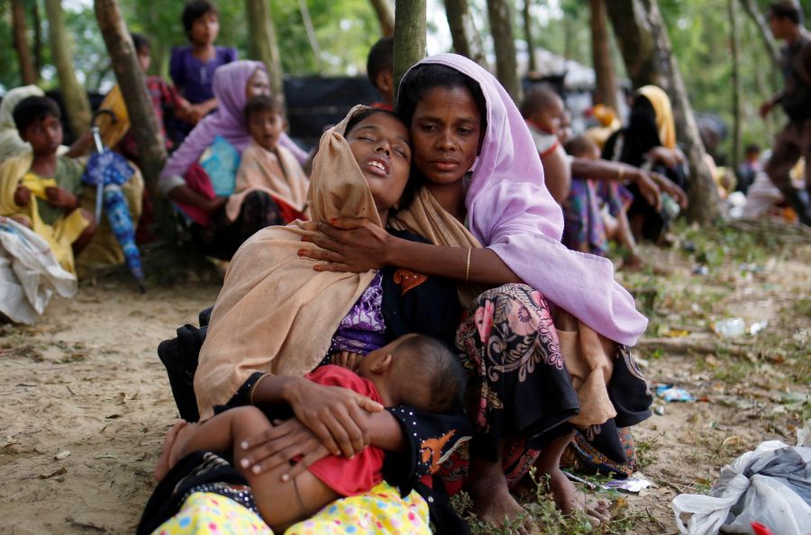 Los rohingya son una etnia de fe musulmana que se concentra en el estado birmano de Rajine. El Estado birmano, donde dominan los budistas, no les reconoce como ciudadanos porque les considera descendientes de inmigrantes ilegales procedentes de Bangladesh.