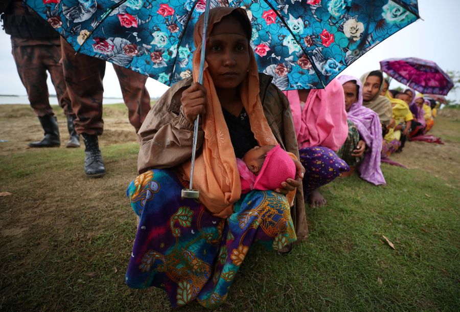 Los rohingya son una etnia de fe musulmana que se concentra en el estado birmano de Rajine. El Estado birmano, donde dominan los budistas, no les reconoce como ciudadanos porque les considera descendientes de inmigrantes ilegales procedentes de Bangladesh.