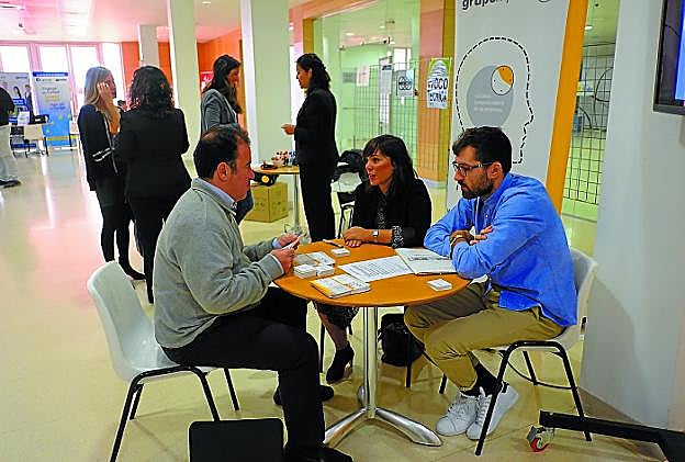 Los participantes realizaron entrevistas y dejaron sus currículos en Ficoba. 