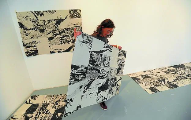 Autor y obra. Jon Martín Colorado con algunas de las piezas que componen su exposición en Portalea.
