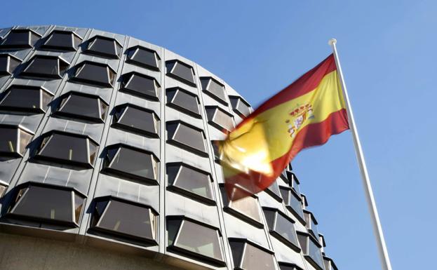 Una bandera de España ondea junto a la sede del Tribunal Constitucional.