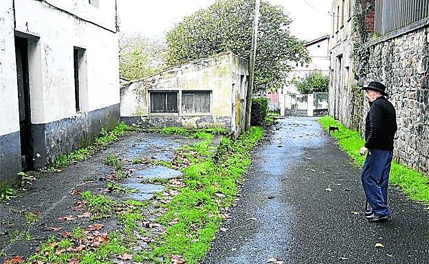 El agresor dejó a la empleada en este callejón próximo al cementerio atada dentro del coche. 