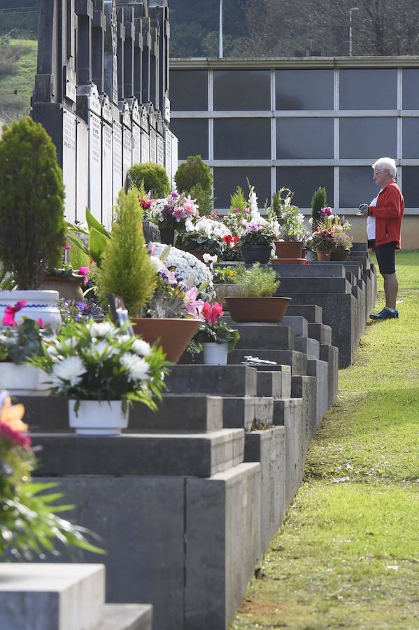 Multitud de guipuzcoanos se han acercado a los cementerios para recordar a sus seres queridos fallecidos