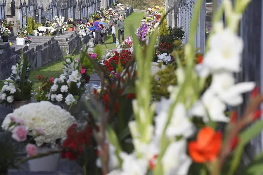 Multitud de guipuzcoanos se han acercado a los cementerios para recordar a sus seres queridos fallecidos