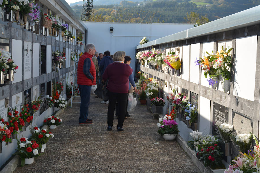 Multitud de guipuzcoanos se han acercado a los cementerios para recordar a sus seres queridos fallecidos