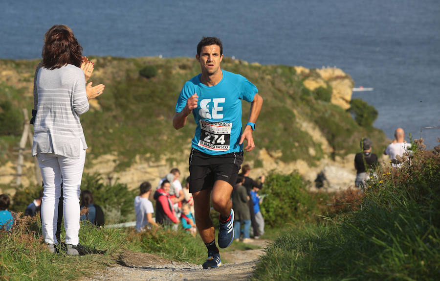 Cerca de 300 atletas participaron en la travesía del Memorial Beñat Elzo y otros 750 pasearon por el bonito paraje de la Talaia Bidea. Iker Oliveri y Claudia Behobide vencen en la Urban Trail de Hondarribia.