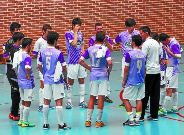 Jugadores del Lauburu atienden a su entrenador. 