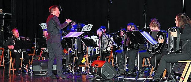 SuBerri. La orquesta dirigida por Elías Goikouria interpretando 'Bohemian Rapshody'.
