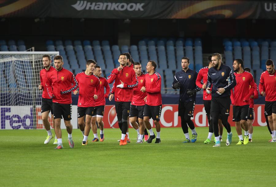 Los jugadores del Vardar se han entrenado este miércoles por la tarde en Anoeta para preparar el encuentro de este jueves contra la Real Sociedad dentro de la Europa League.