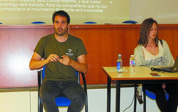 Eneko Sanz y Olatz durante la segunda charla organizada en Lekaio. 