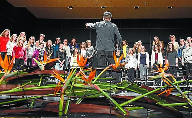 Los miembros de Prague Philharmonic Children's Choir, durante su ensayo el miércoles por la mañana en el escenario del Leidor.