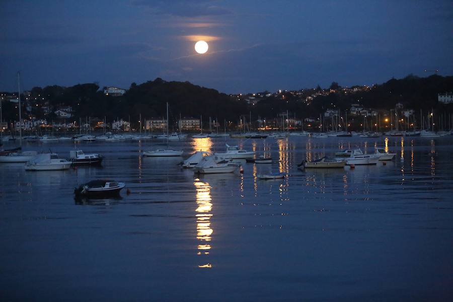 Vista de la luna con el cielo despejado sobre el Bidasoa. 