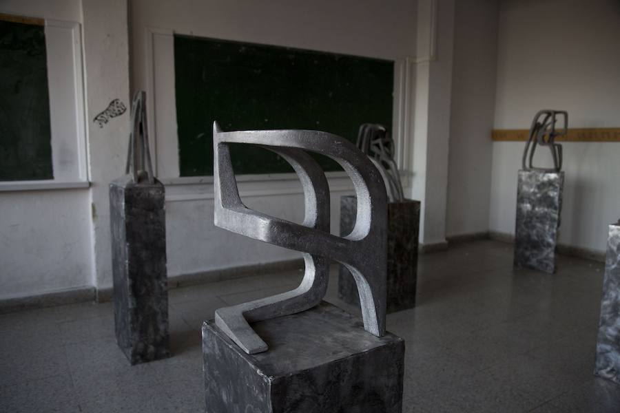 El escultor y pintor Aitor Ruiz de Egino Otegi (Hernani, 1971) ha montado en Hernani la gran exposición de su vida. Se puede admirar su obra en la antigua ikastola Urumea.