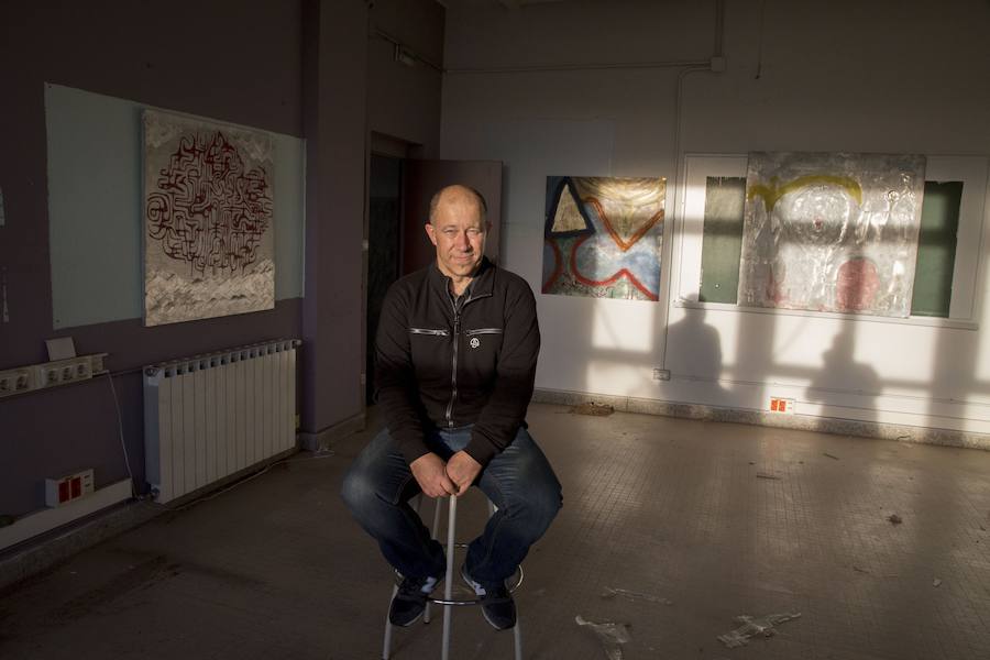 El escultor y pintor Aitor Ruiz de Egino Otegi (Hernani, 1971) ha montado en Hernani la gran exposición de su vida. Se puede admirar su obra en la antigua ikastola Urumea.