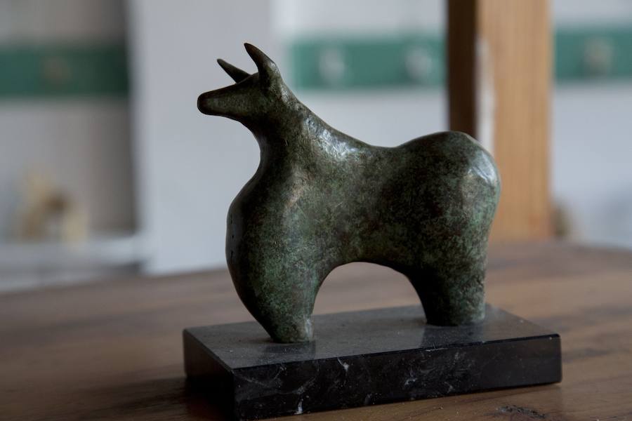 El escultor y pintor Aitor Ruiz de Egino Otegi (Hernani, 1971) ha montado en Hernani la gran exposición de su vida. Se puede admirar su obra en la antigua ikastola Urumea.