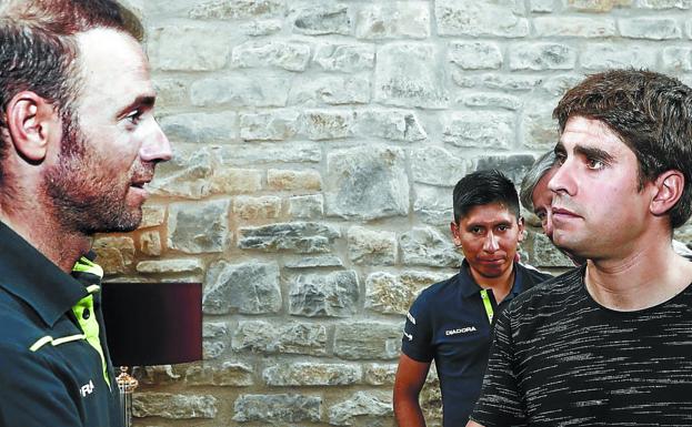 Alejandro Valverde y Mikel Landa se saludan ayer en Gorraiz, ante la mirada de Nairo Quintana. 