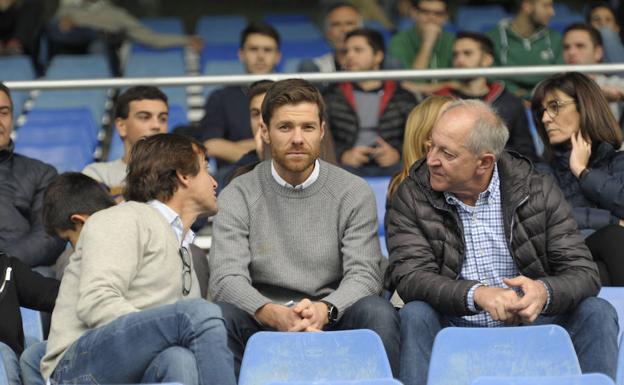 Xabi Alonso, junto a su padre, Periko, en la grada