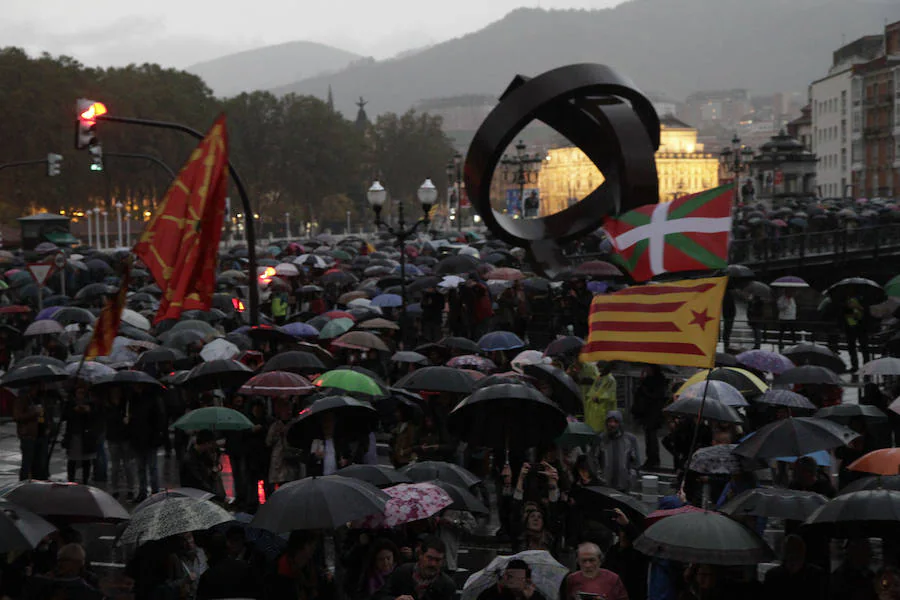 Miles de personas desafían el mal tiempo y recorren la capital vizcaína reivincando el derecho a decidir y protestando contra el 155 y la encarcelación de medio Govern