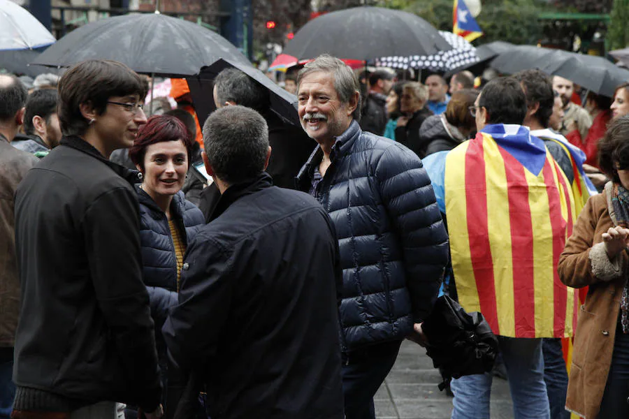 Miles de personas desafían el mal tiempo y recorren la capital vizcaína reivincando el derecho a decidir y protestando contra el 155 y la encarcelación de medio Govern