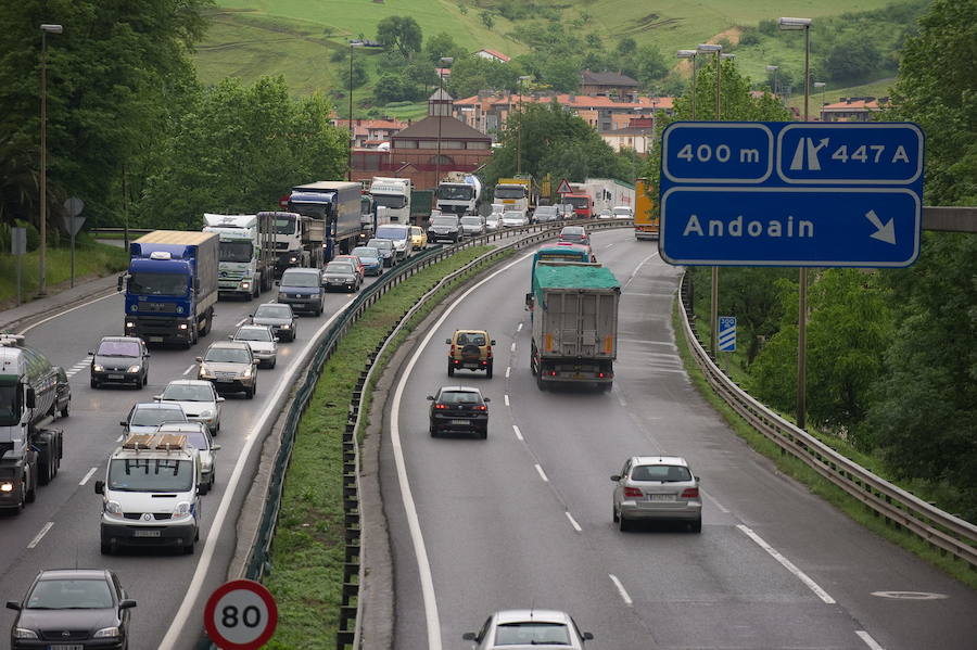 Retenciones en la N-1 en Andoain en un accidente anterior.