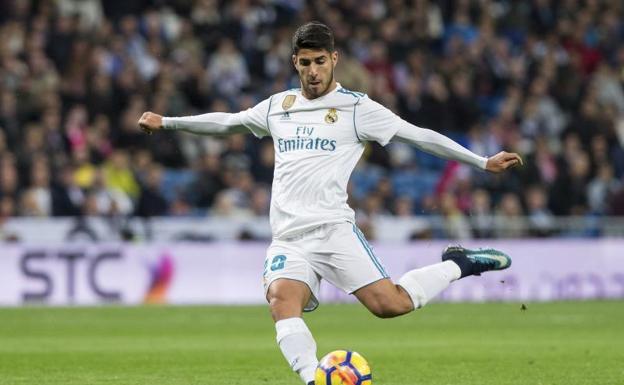 Marco Asensio se dispone a marcar su golazo a Las Palmas.