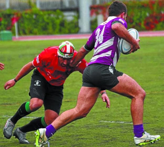 Esfuerzo. Jugador del Arrasate Rugby Taldea en plena carrera.