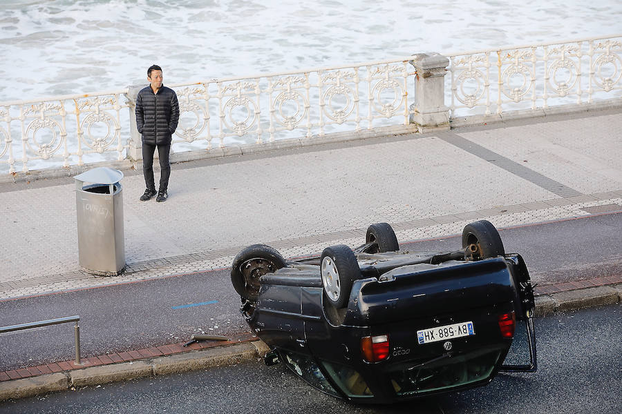 Un coche ha quedado volcado sobre el bidegorri que atraviesa el Paseo de La Concha de San Sebastián, afortunadamente sin que se hayan registrado heridos.