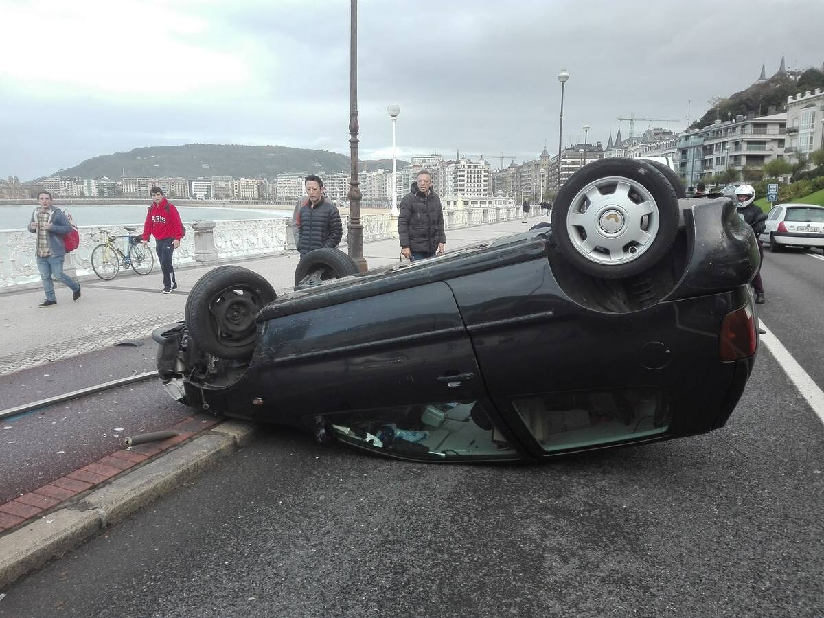 Un coche ha quedado volcado sobre el bidegorri que atraviesa el Paseo de La Concha de San Sebastián, afortunadamente sin que se hayan registrado heridos.