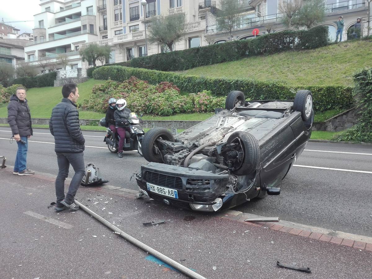 Un coche ha quedado volcado sobre el bidegorri que atraviesa el Paseo de La Concha de San Sebastián, afortunadamente sin que se hayan registrado heridos.