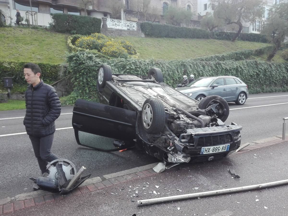 Un coche ha quedado volcado sobre el bidegorri que atraviesa el Paseo de La Concha de San Sebastián, afortunadamente sin que se hayan registrado heridos.