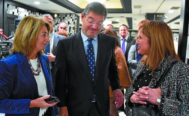 La fiscal jefe del TSJPV, Carmen Adán, el ministro Rafael Catalá y la consejera de Justicia, María Jesús San José, ayer en Bilbao. 