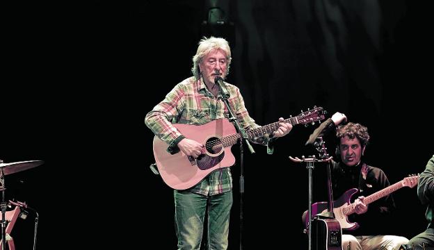 El cantautor Benito Lertxundi viene celebrando sus 50 años de carrera musical con numerosos conciertos por la geografía vasca. 