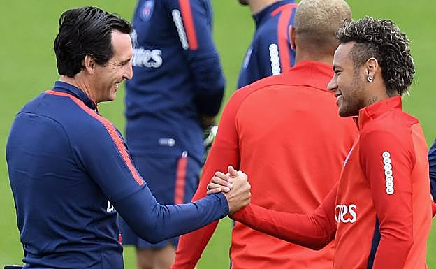 Emery y Neymar, en un entrenamiento del PSG. 
