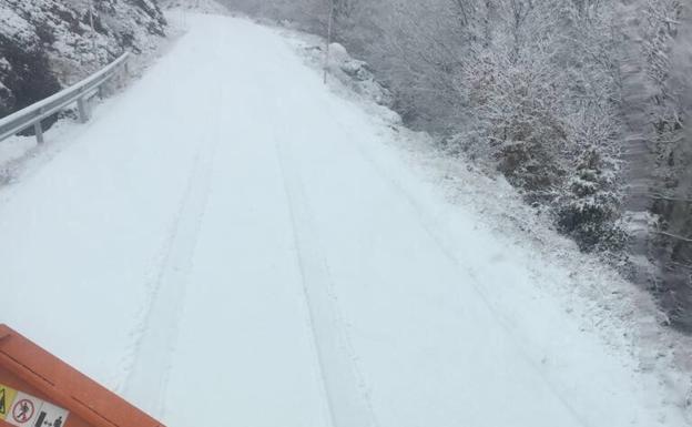 Un quitanieves trabaja este miércoles en la carretera que conduce al San Miguel de Aralar.