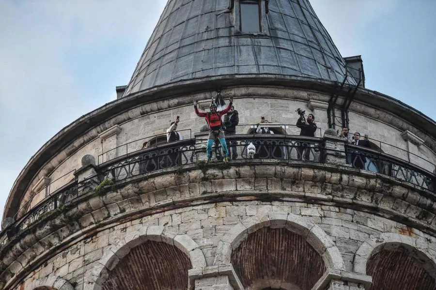 El turco Cengiz Kocak ha realizado un salto desde la Torre Galata de Estambul de 36 metros de altura, convirtiéndose en el segundo hombre después de Hezarfen Ahmet Celebi, un legendario aviador otomano que saltó desde la Torre de Gálata para su primer vuelo sobre Estambul.