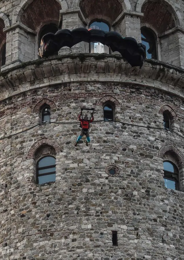 El turco Cengiz Kocak ha realizado un salto desde la Torre Galata de Estambul de 36 metros de altura, convirtiéndose en el segundo hombre después de Hezarfen Ahmet Celebi, un legendario aviador otomano que saltó desde la Torre de Gálata para su primer vuelo sobre Estambul.