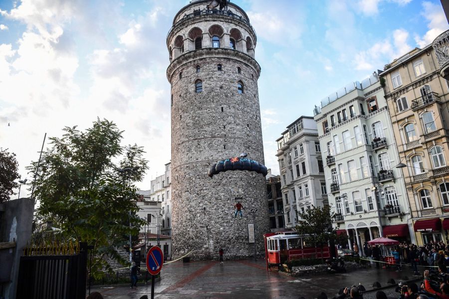 El turco Cengiz Kocak ha realizado un salto desde la Torre Galata de Estambul de 36 metros de altura, convirtiéndose en el segundo hombre después de Hezarfen Ahmet Celebi, un legendario aviador otomano que saltó desde la Torre de Gálata para su primer vuelo sobre Estambul.
