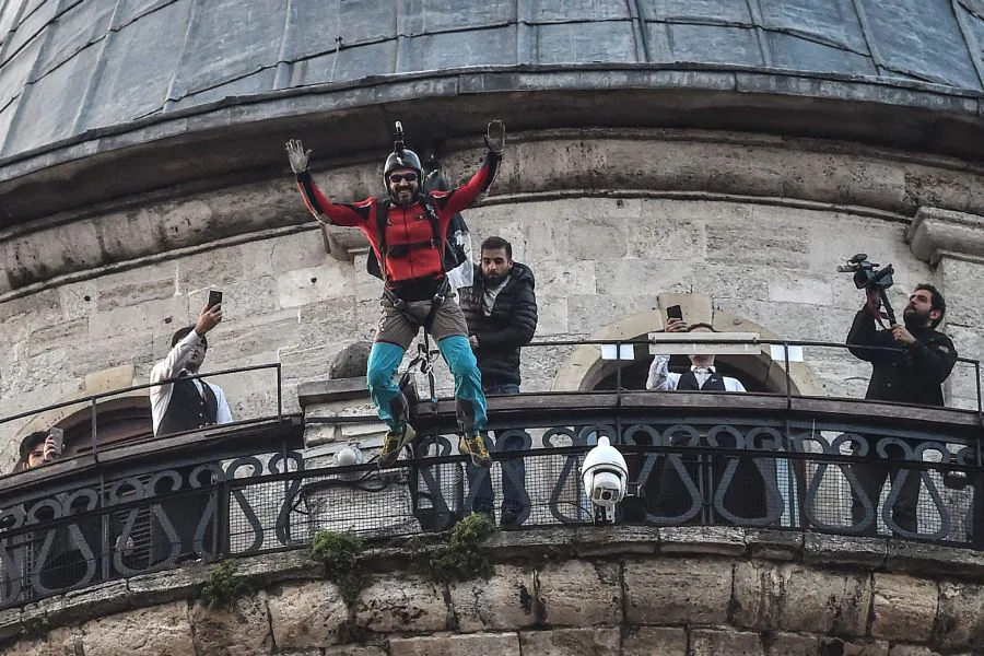 El turco Cengiz Kocak ha realizado un salto desde la Torre Galata de Estambul de 36 metros de altura, convirtiéndose en el segundo hombre después de Hezarfen Ahmet Celebi, un legendario aviador otomano que saltó desde la Torre de Gálata para su primer vuelo sobre Estambul.