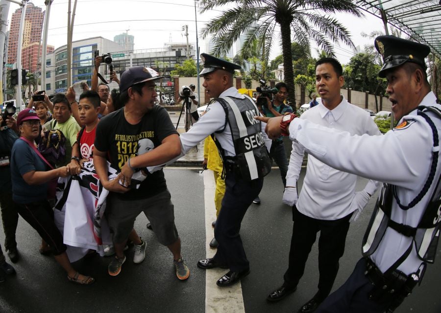 Mujeres del grupo Gabriela encabezaron la manifestación contra la visita del presidente estadounidense Donald Trump a Filipinas, con motivo de la cumbre de la Asociación de Naciones del Sudeste Asiático (ASEAN) en Manila