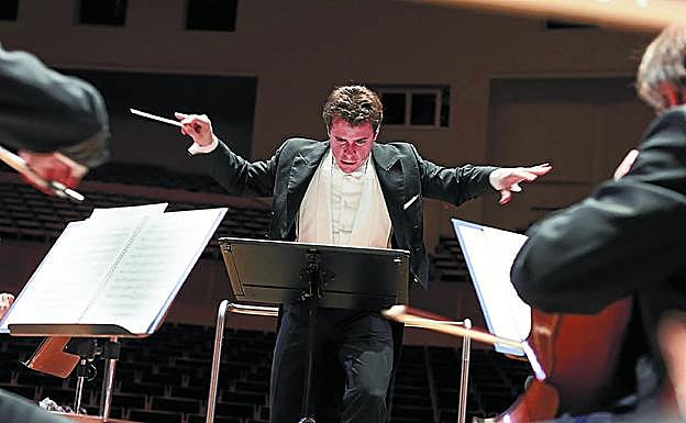 El maestro checo Jakub Hrusa, en plena actuación. 