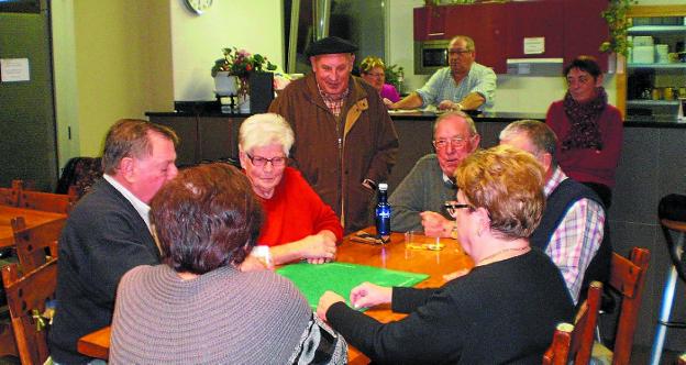 Las competiciones de cartas son seguidas con interés en la sede de jubilados en Torresoroa. 