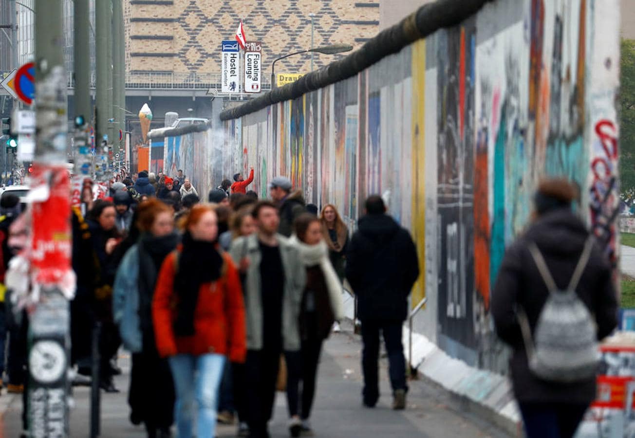 Rosas y velas recordaron este jueves a las 327 personas que murieron en la frontera interalemana cuando intentaban huir a Occidente