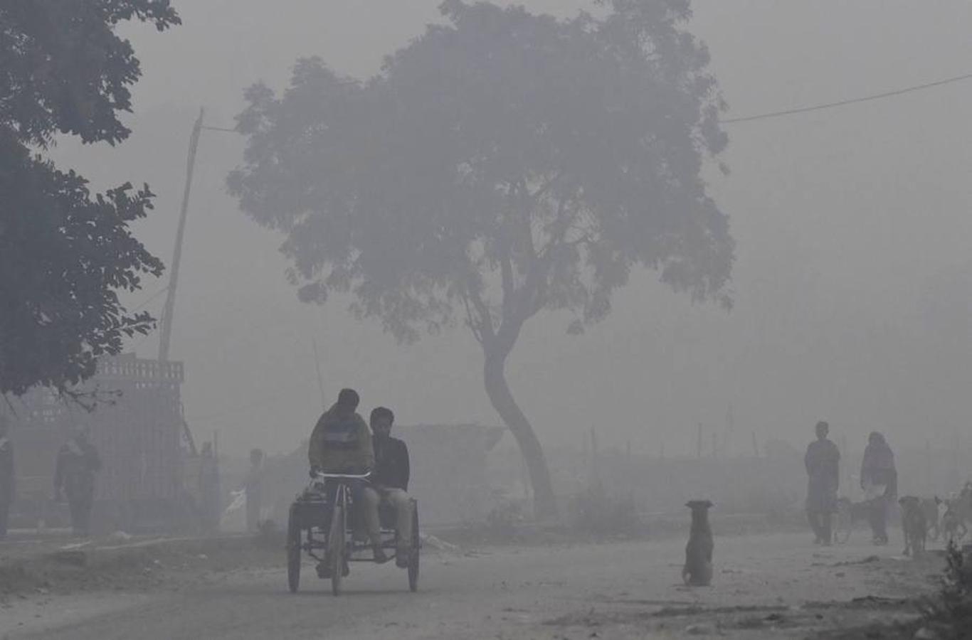 La capital de India, Nueva Delhi se encuentra cubierta por una niebla de contaminación. Esta situación se extiende por toda la zona norte del país y ha provocado el cierre de escuelas, estaciones de tren y aeropuertos. La nube, además, ha obligado a la gente a mantenerse en sus casas o salir a la calle con mascarilla.