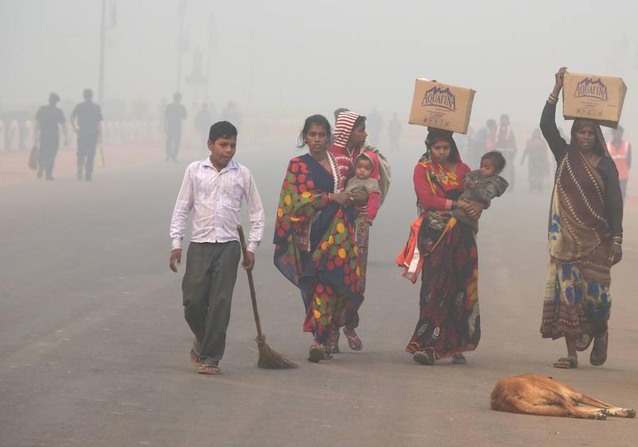 La capital de India, Nueva Delhi se encuentra cubierta por una niebla de contaminación. Esta situación se extiende por toda la zona norte del país y ha provocado el cierre de escuelas, estaciones de tren y aeropuertos. La nube, además, ha obligado a la gente a mantenerse en sus casas o salir a la calle con mascarilla.