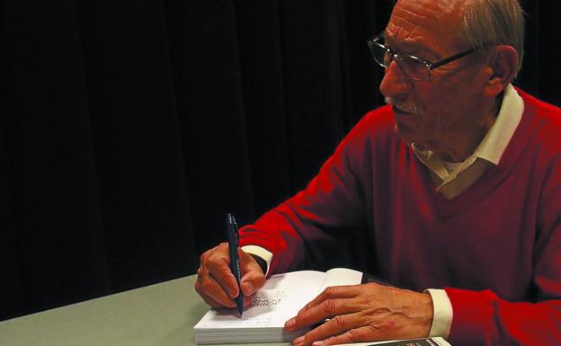 Jordi Pons firma ejemplares de su libro en una reciente visita a Donostia. 