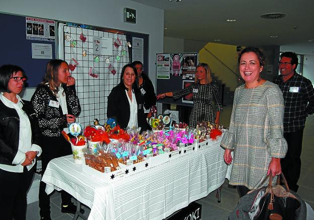 La directora del servicio de FP, Esther Monterrubio, con varios alumnos. 